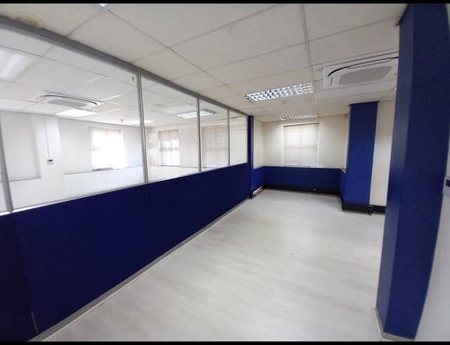 1,940M² OFFICE TO LET IN BRYANSTON